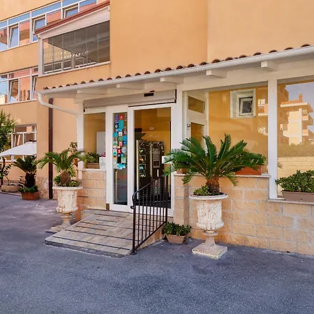 De La Relais 3* פיומיצ'ינו